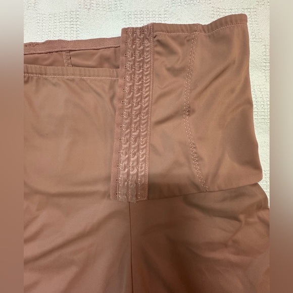Daisy Fuentes High-Waisted Tan Women's Shorts - Picture 5 of 7